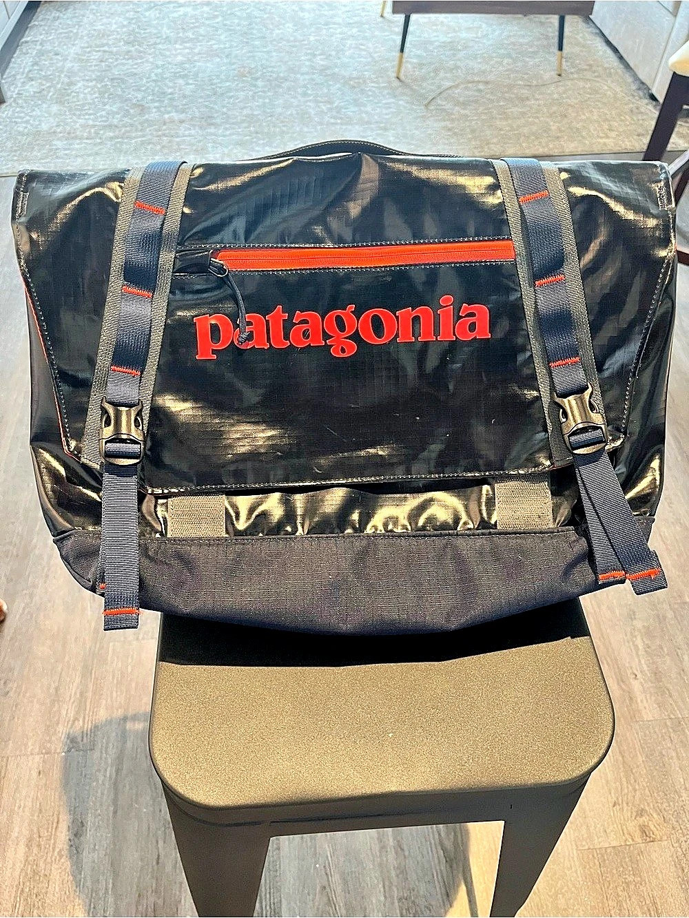 RARE Patagonia Black Hole Mini Messenger Bag 12L - Navy Blue / Orange Interior